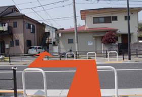 道路を渡って向こう側まで行きます