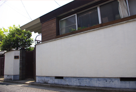 右手に見える手前から3軒目の建物